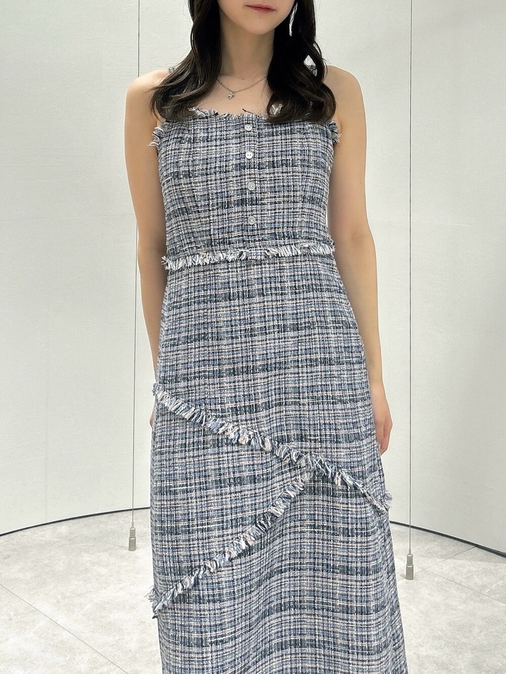 ブラック系のパンプス、ブルー系のワンピースを着用したレディースの夏コーディネートの6枚目の写真