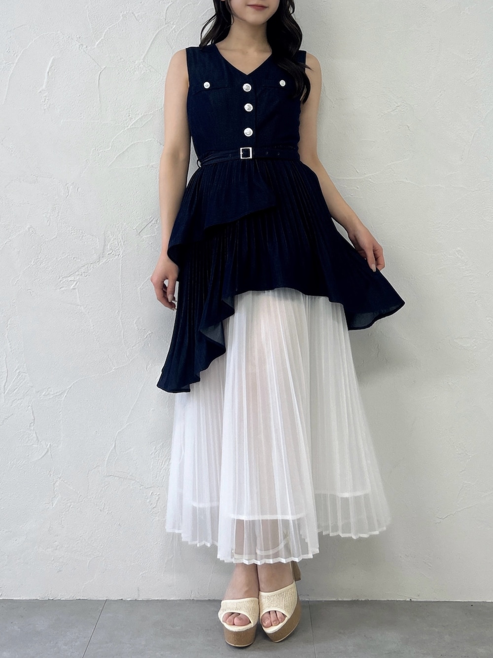 ブルー系のワンピースを着用したレディースの春コーディネートの3枚目の写真