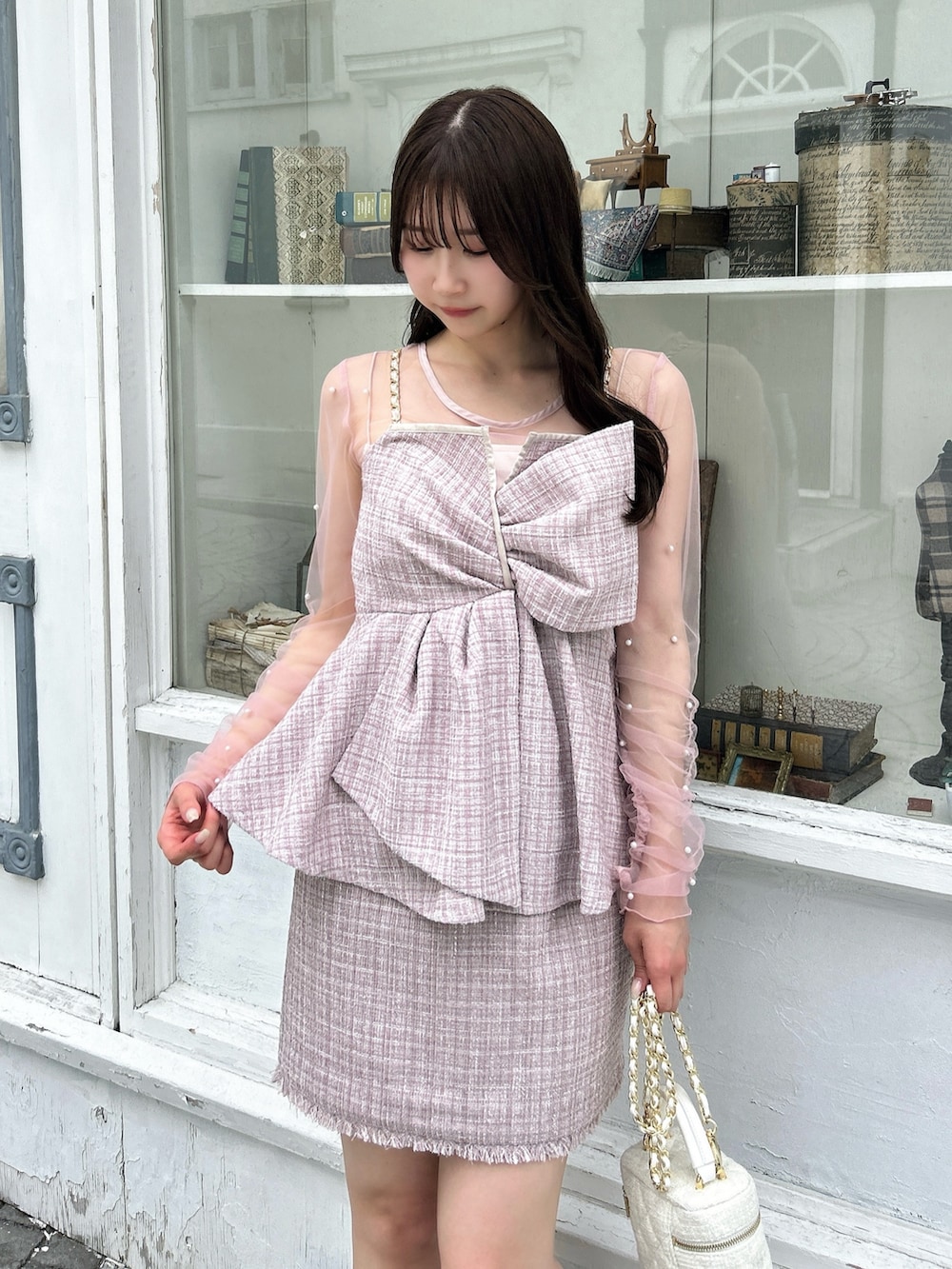 ピンク系のタンクトップ、ピンク系のTシャツ/カットソー、ピンク系のスカートを着用したレディースの秋コーディネートの5枚目の写真