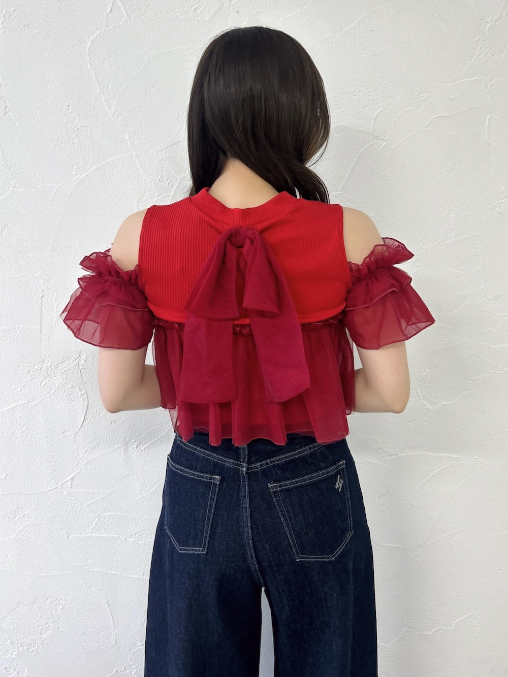 レッド系のTシャツ/カットソー、ブルー系のデニムパンツを着用したレディースの春コーディネートの8枚目の写真