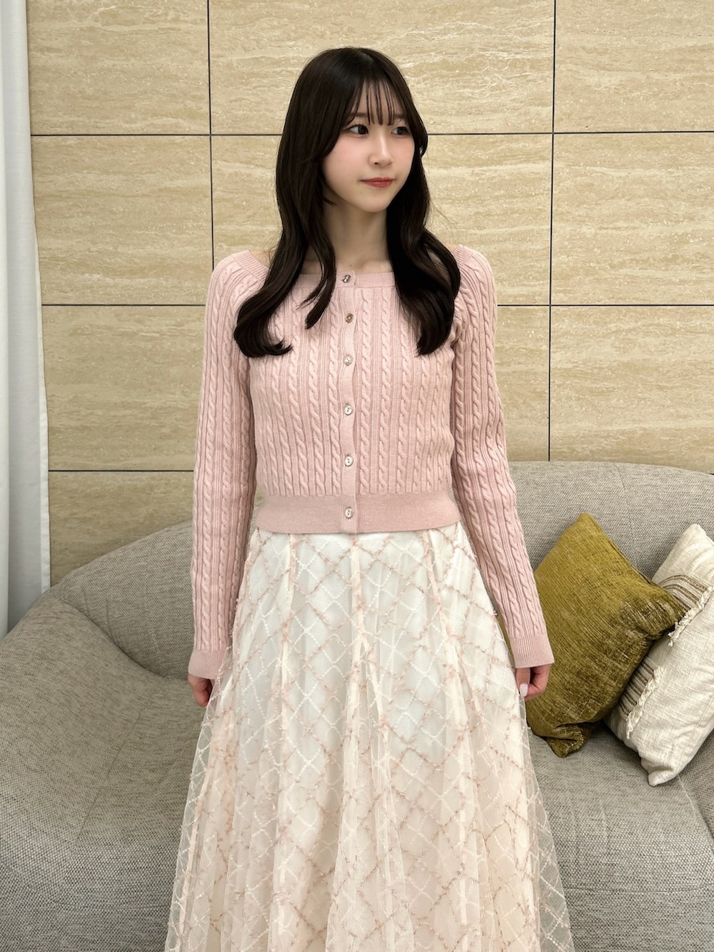 ピンク系のニット/セーター、ピンク系のスカートを着用したレディースの秋コーディネートの8枚目の写真