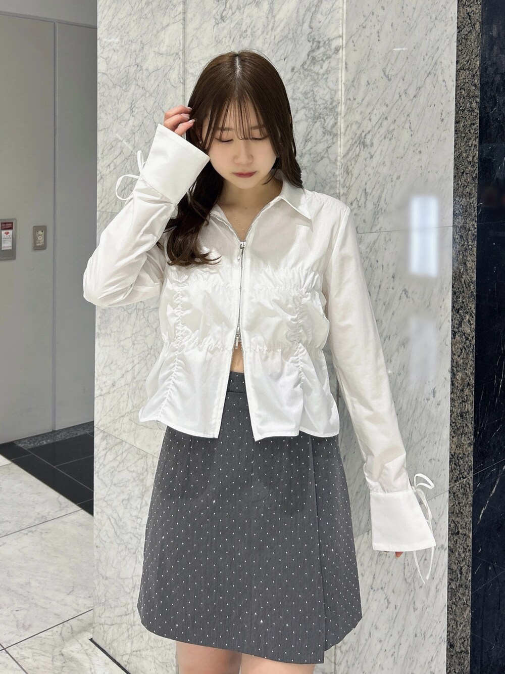 ホワイト系のシャツ/ブラウス、その他のスカート、ブラック系のブーツを着用したレディースの春コーディネートの8枚目の写真