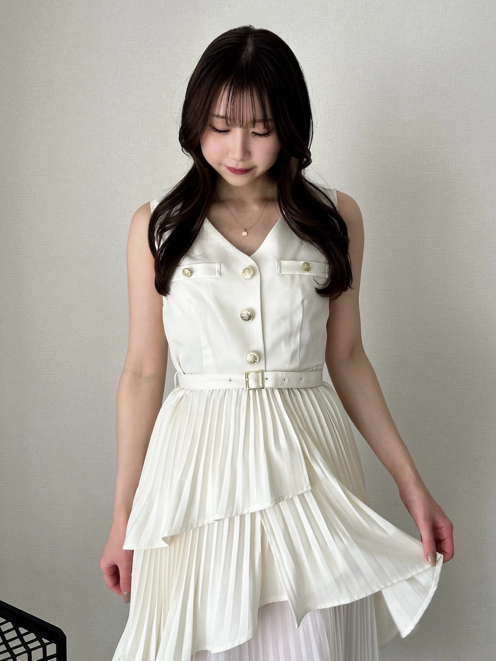 ホワイト系のワンピースを着用したレディースの春コーディネートの9枚目の写真