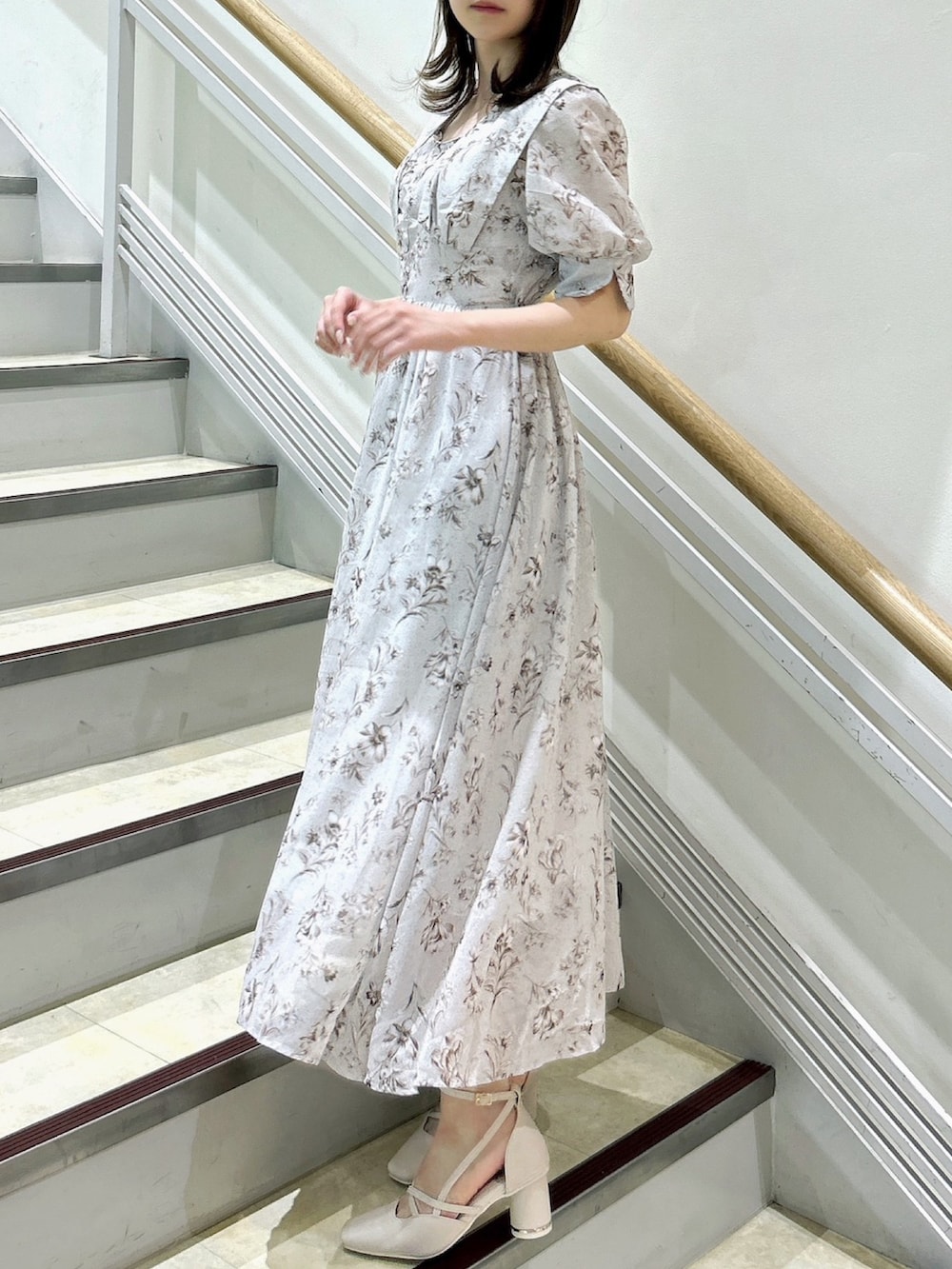 ホワイト系のワンピース、ホワイト系のパンプスを着用したレディースの秋コーディネートの2枚目の写真