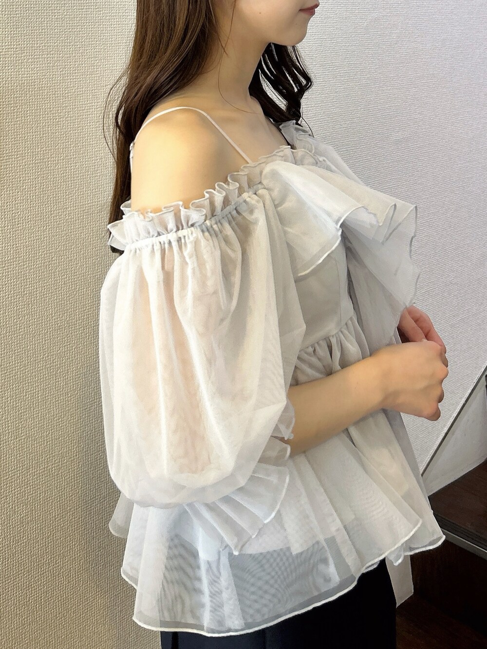 ブルー系のシャツ/ブラウス、ブルー系のその他パンツ、ブラック系のサンダルを着用したレディースの春コーディネートの7枚目の写真