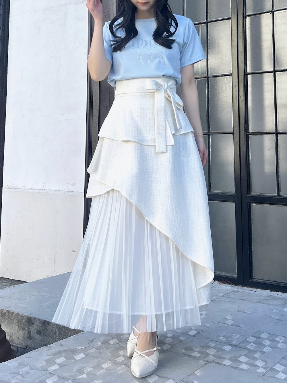 ブルー系のTシャツ/カットソー、ホワイト系のスカート、ホワイト系のパンプスを着用したレディースの春コーディネートの4枚目の写真