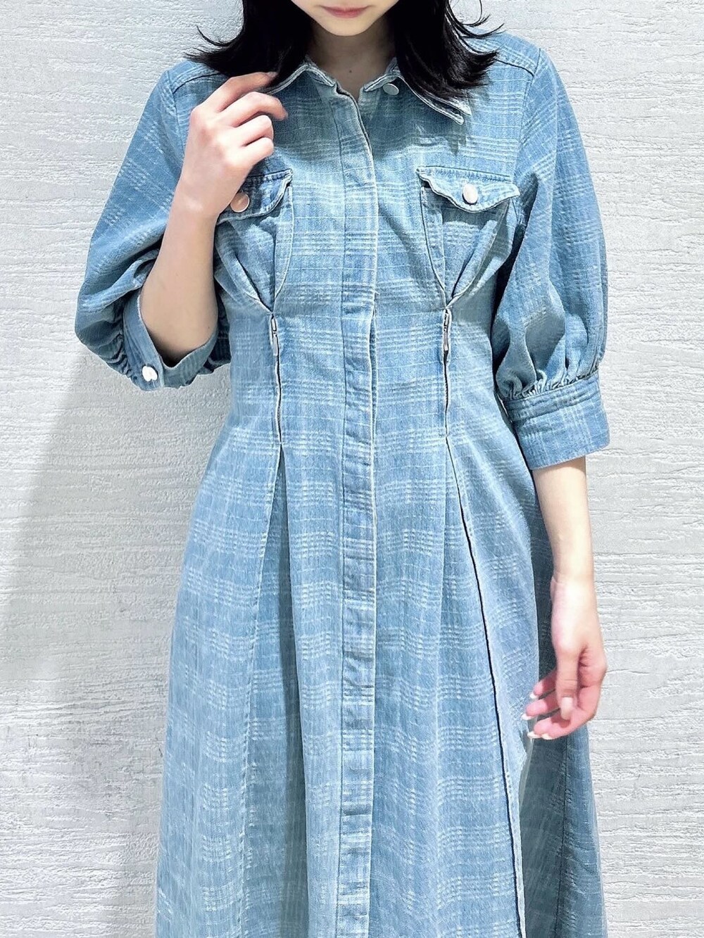 ブルー系のワンピース、ホワイト系のブーツを着用したレディースの冬コーディネートの8枚目の写真