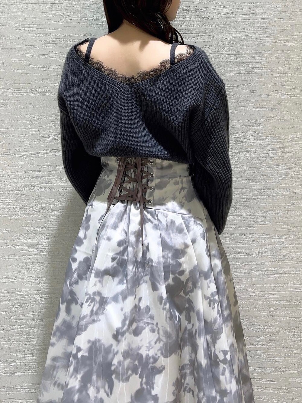 ホワイト系のスカート、ホワイト系のブーツ、グレー系のニット/セーターを着用したレディースの冬コーディネートの10枚目の写真