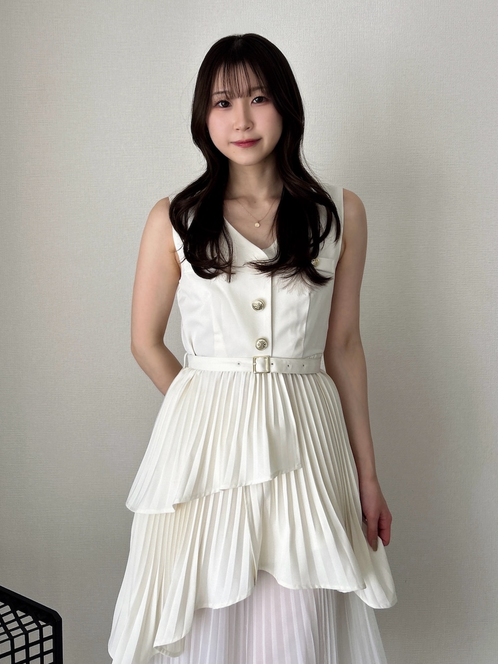 ホワイト系のワンピースを着用したレディースの春コーディネートの7枚目の写真