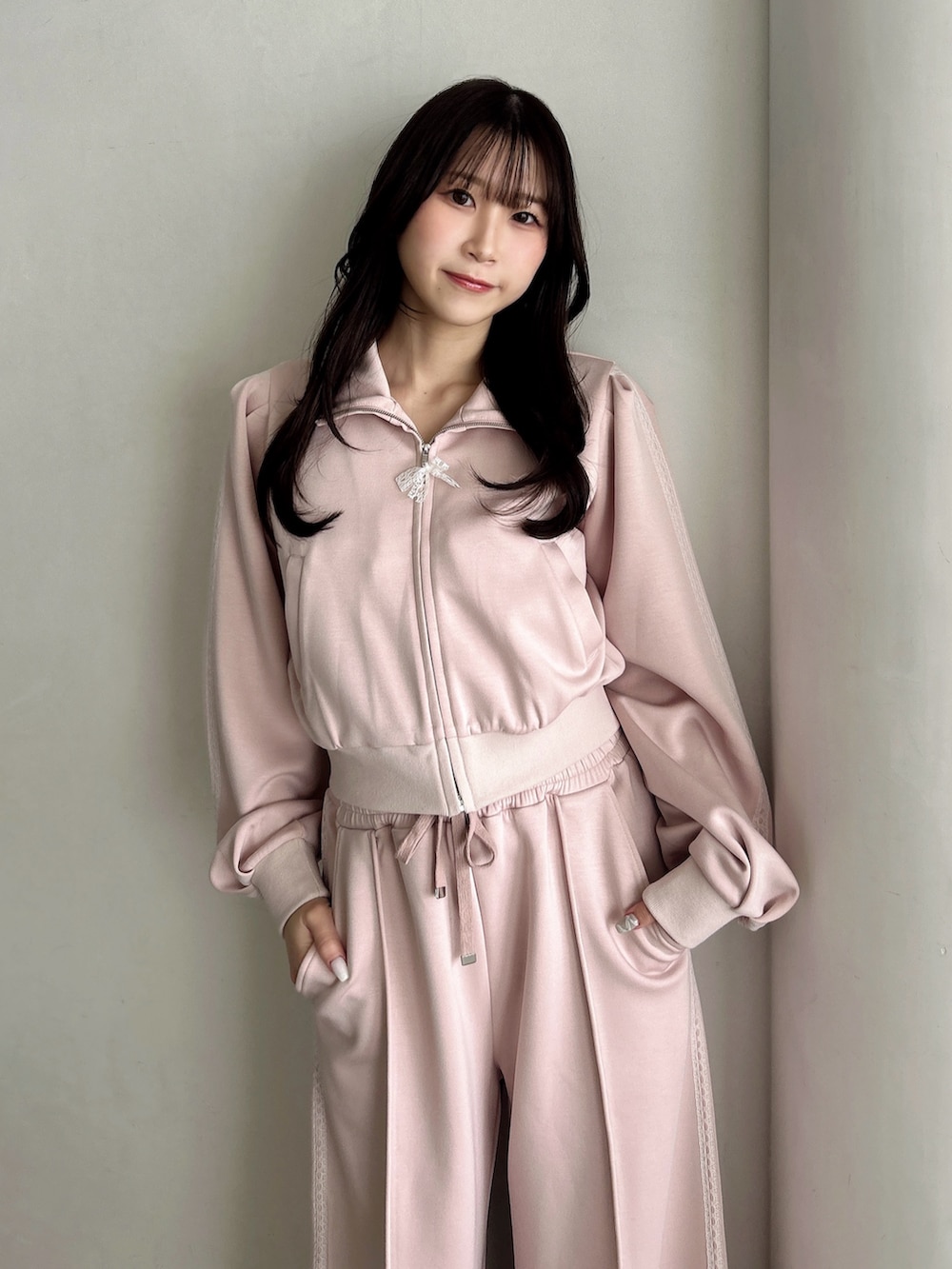 ピンク系のスウェット、ピンク系のスウェットパンツを着用したレディースの冬コーディネートの6枚目の写真