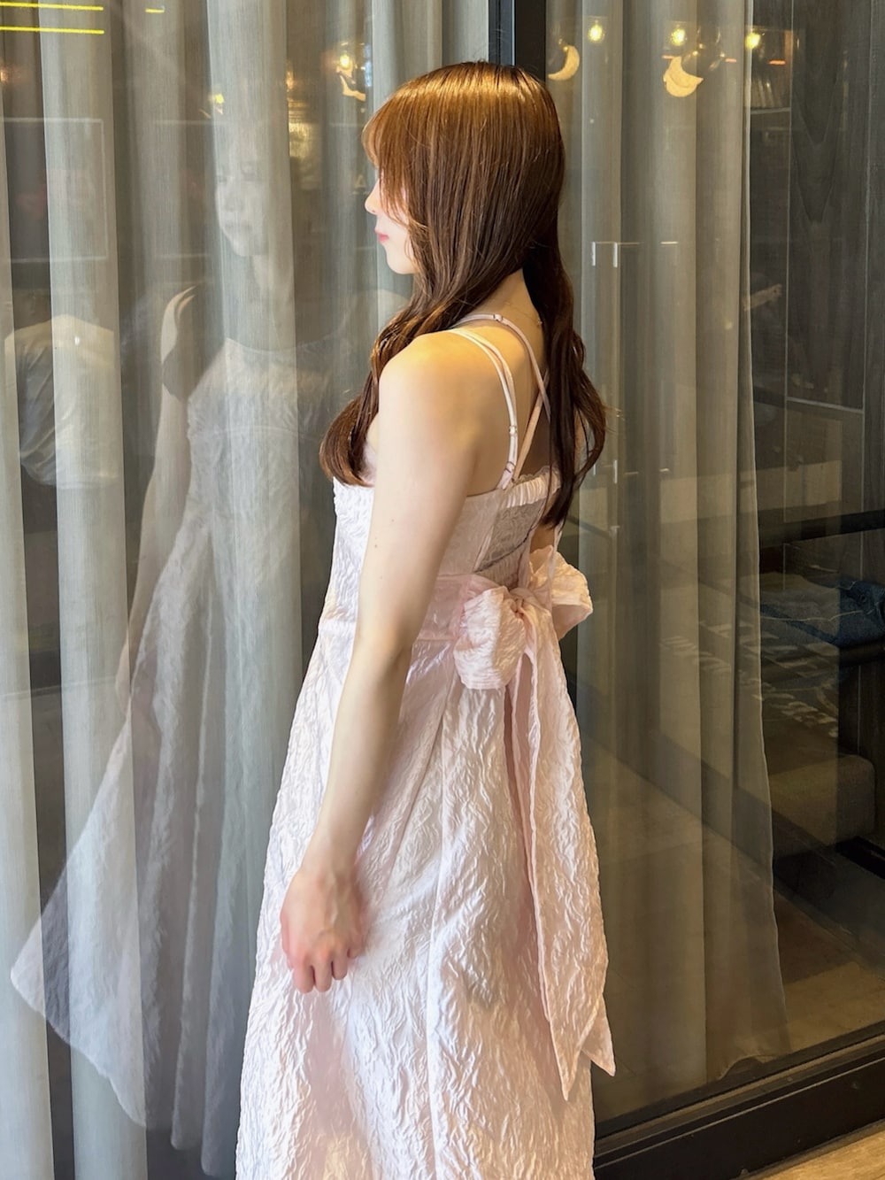 ホワイト系のTシャツ/カットソー、ピンク系のワンピース、ホワイト系のサンダルを着用したレディースの夏コーディネートの9枚目の写真