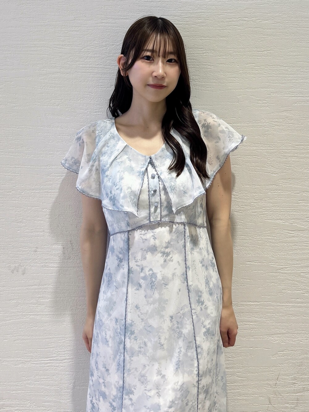 グリーン系のワンピース、ホワイト系のサンダルを着用したレディースの夏コーディネートの6枚目の写真