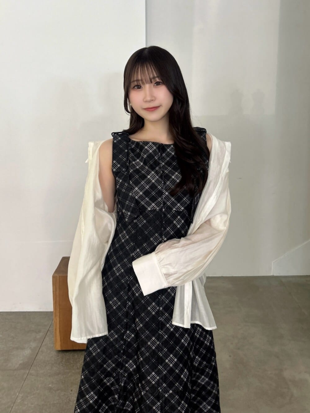ホワイト系のシャツ/ブラウス、その他のワンピース、ブラック系のパンプスを着用したレディースの夏コーディネートの6枚目の写真