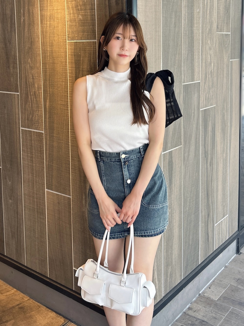 ホワイト系のニット/セーター、ブルー系のデニムパンツ、ホワイト系のサンダルを着用したレディースの秋コーディネートの7枚目の写真