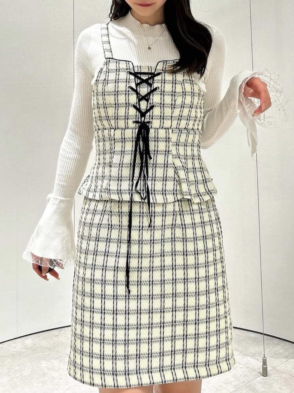 ホワイト系のニット/セーター、ホワイト系のワンピース、その他のブーツを着用したレディースの冬コーディネートの9枚目の写真