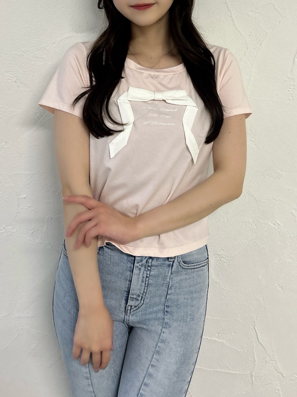 ピンク系のTシャツ/カットソー、ブルー系のデニムパンツ、ホワイト系のサンダルを着用したレディースの夏コーディネートの6枚目の写真