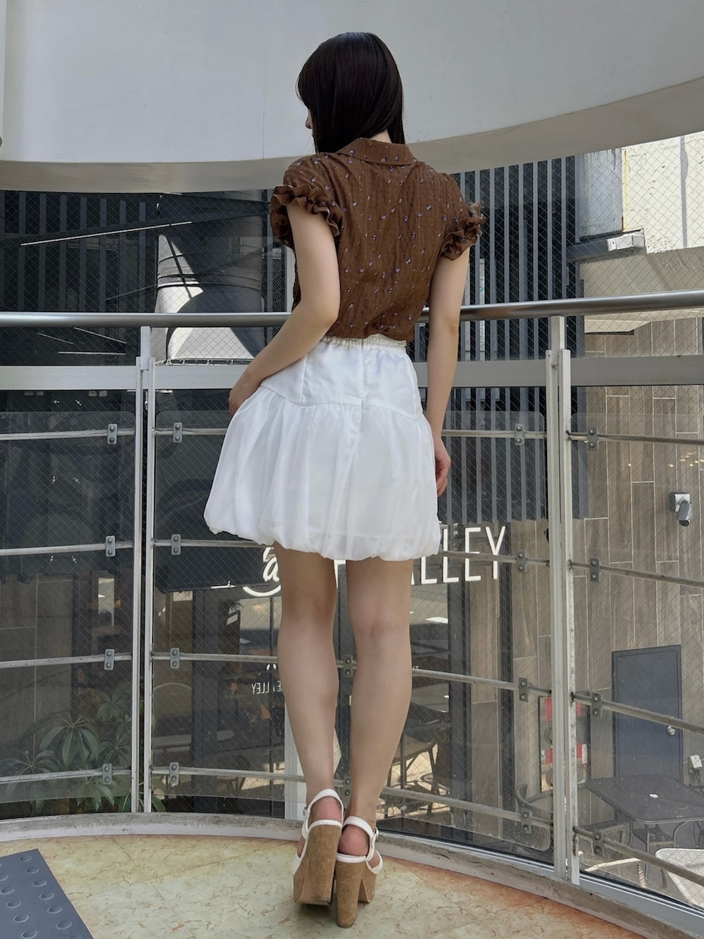 ホワイト系のサンダル、ブラウン系のシャツ/ブラウス、ホワイト系のスカートを着用したレディースの夏コーディネートの5枚目の写真