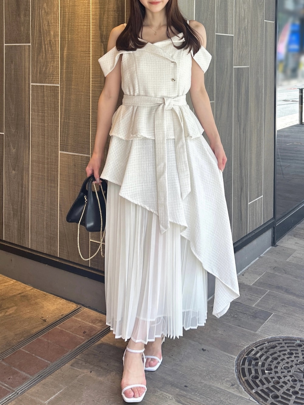 ホワイト系のワンピース、ホワイト系のサンダルを着用したレディースの秋コーディネートの3枚目の写真