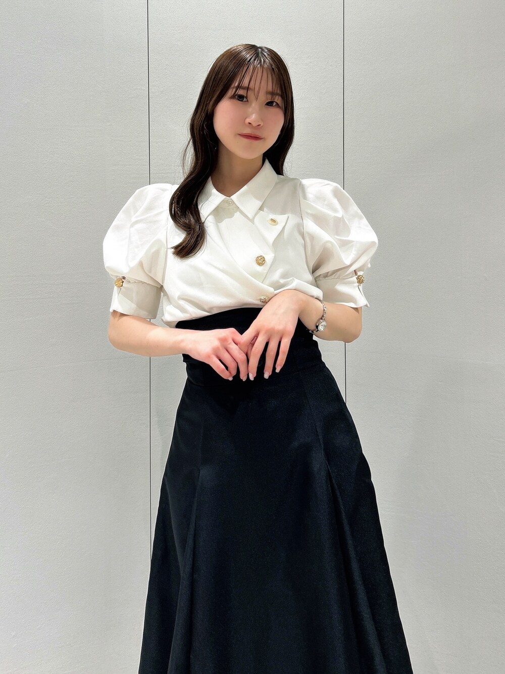 ホワイト系のシャツ/ブラウス、ブラック系のスカート、ブラック系のローファーを着用したレディースの春コーディネートの6枚目の写真