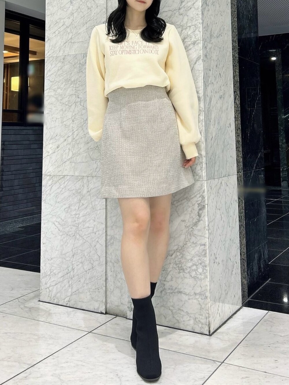 その他のブーツ、イエロー系のスウェット、グレー系のスカートを着用したレディースの秋コーディネートの4枚目の写真