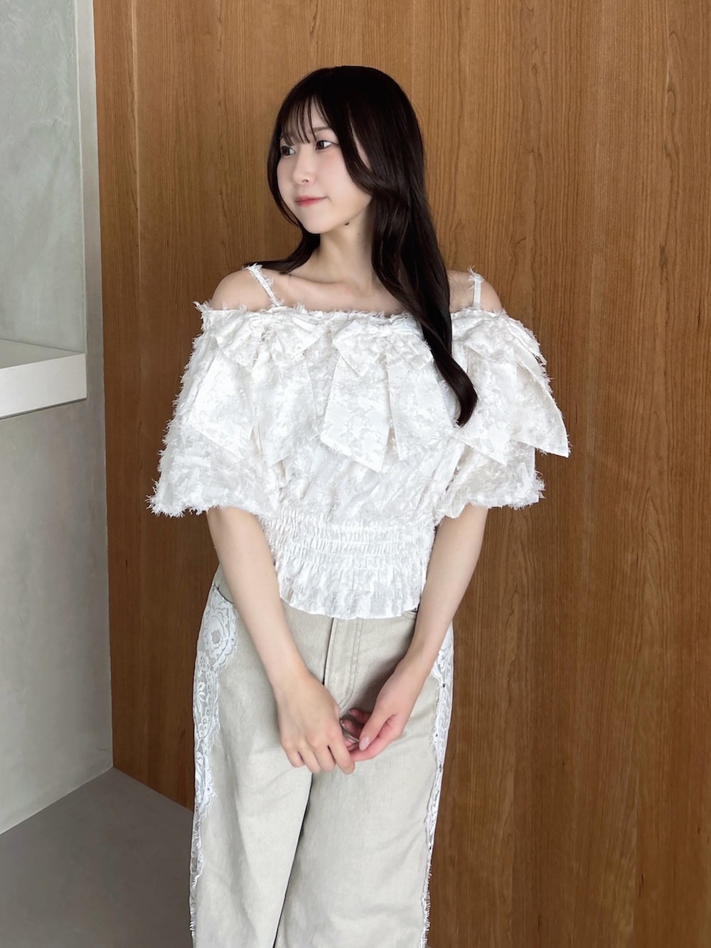 ホワイト系のシャツ/ブラウス、ベージュ系のデニムパンツ、ホワイト系のパンプスを着用したレディースの夏コーディネートの8枚目の写真