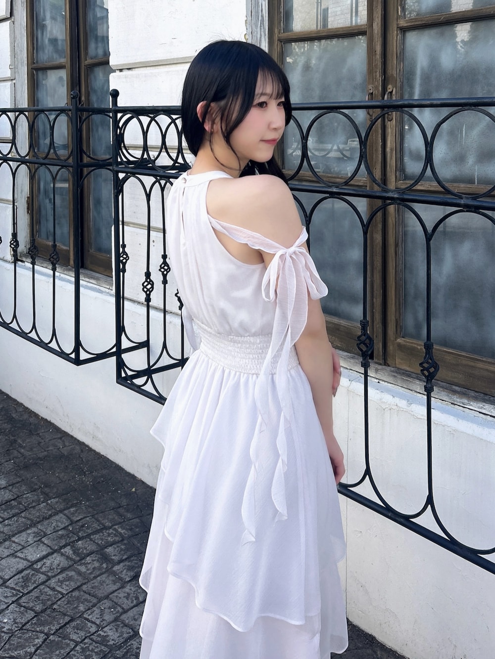 ピンク系のワンピースを着用したレディースの春コーディネートの8枚目の写真