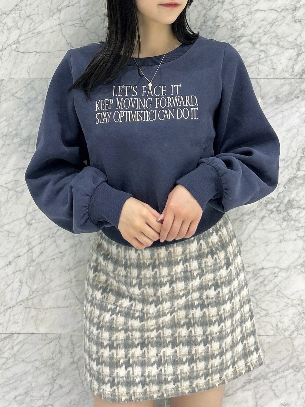 ブルー系のスウェット、その他のスカート、ベージュ系のブーツを着用したレディースの秋コーディネートの6枚目の写真