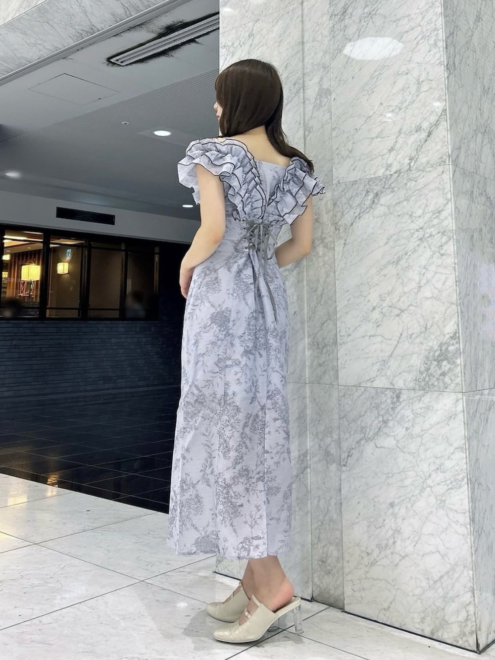 ホワイト系のパンプス、ブルー系のワンピースを着用したレディースの夏コーディネートの5枚目の写真