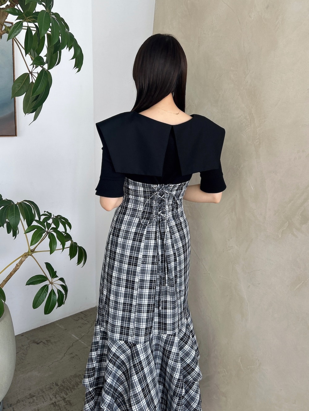 「dazzlin、ダズリン、低身長コーデ、春服、春服コーデ、ロングワンピース、ドッキングワンピ、コルセット、フリル、チェック、チェックワンピース、ワントーンコーデ、モノトーンコーデ、サンダル、デートコーデ」｜「dazzlinのラッフルマーメイドコンビワンピース（ワンピース、ブラック系）」を使った、kahoさん（レディース・154cm）の春コーディネートの9枚目の写真