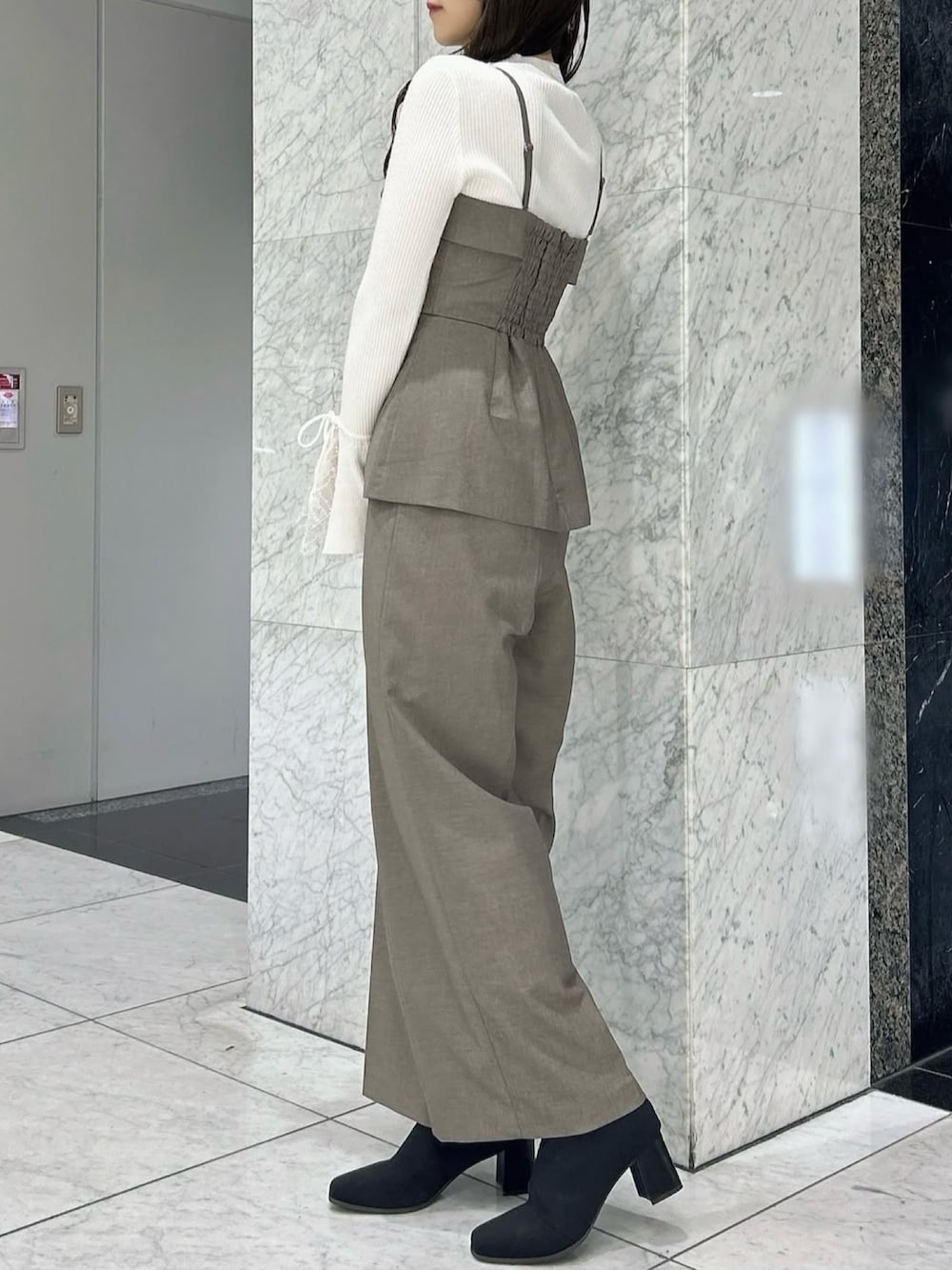 ホワイト系のニット/セーター、ブラウン系のつなぎ/オールインワン、その他のブーツを着用したレディースの冬コーディネートの3枚目の写真