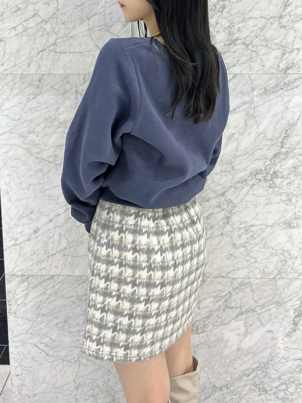 ブルー系のスウェット、その他のスカート、ベージュ系のブーツを着用したレディースの秋コーディネートの10枚目の写真