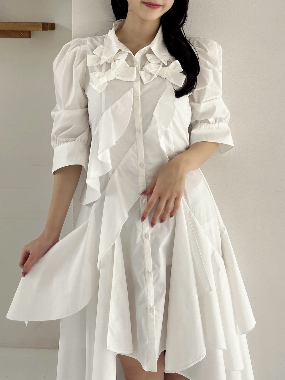 ホワイト系のワンピース、ブラウン系のブーツを着用したレディースの冬コーディネートの8枚目の写真