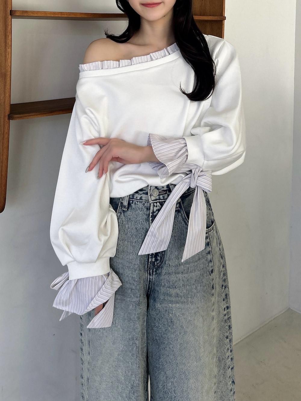 ホワイト系のTシャツ/カットソー、ブルー系のデニムパンツを着用したレディースの春コーディネートの8枚目の写真