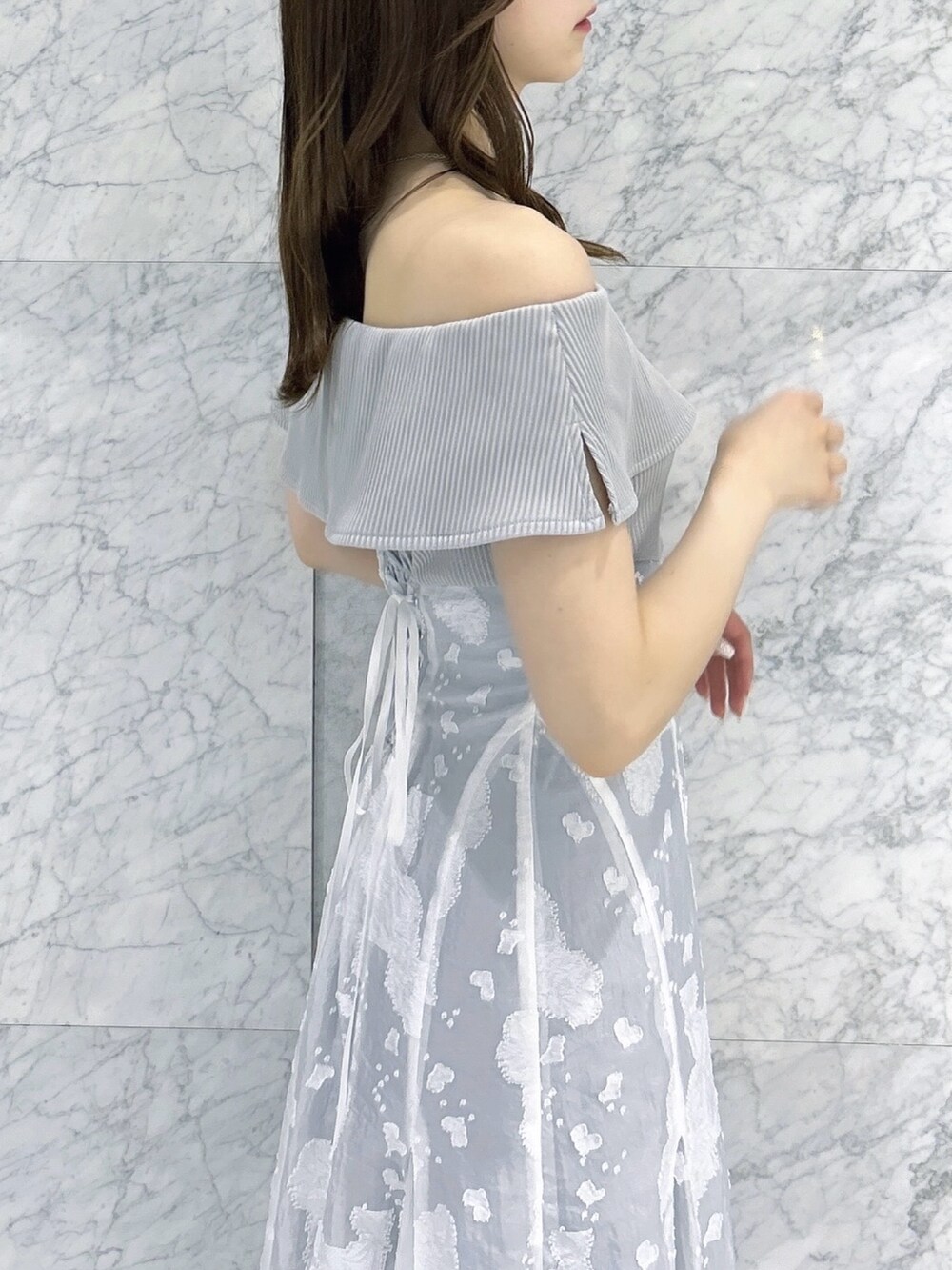 グレー系のワンピース、シルバー系のパンプスを着用したレディースの夏コーディネートの10枚目の写真