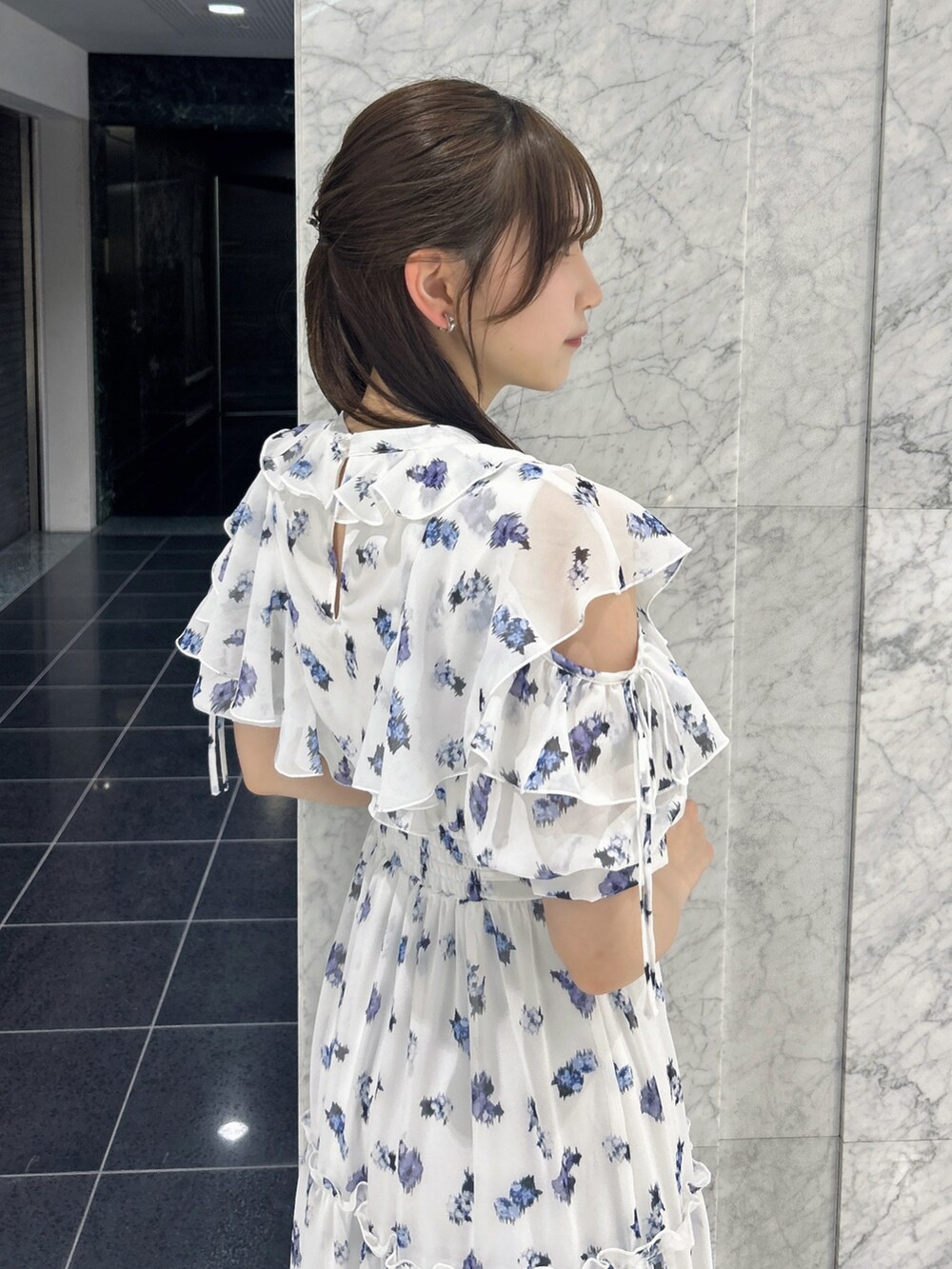 ホワイト系のワンピース、ホワイト系のパンプスを着用したレディースの春コーディネートの9枚目の写真