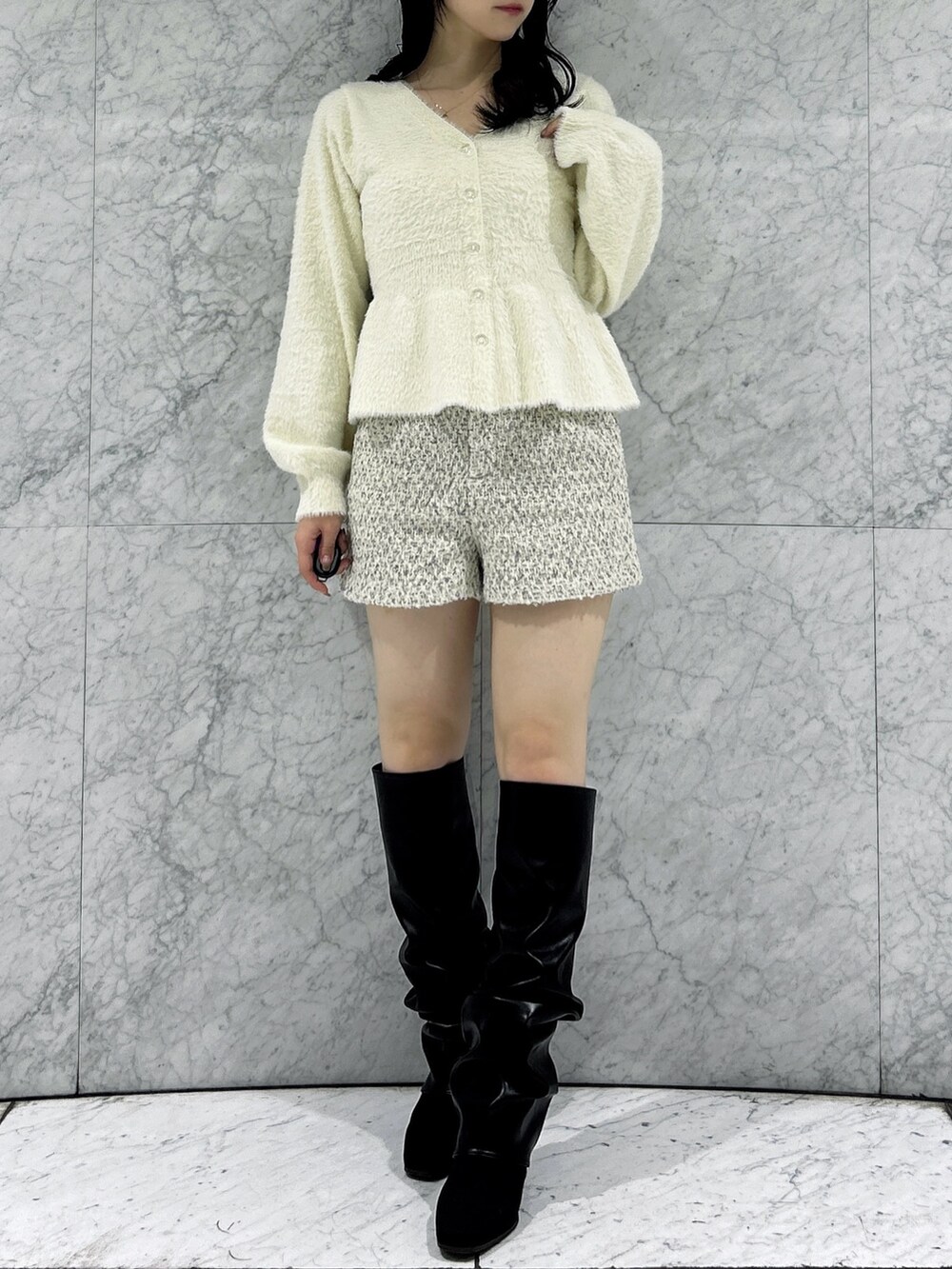 ホワイト系のニット/セーター、ベージュ系のその他パンツ、その他のブーツを着用したレディースの秋コーディネートの3枚目の写真