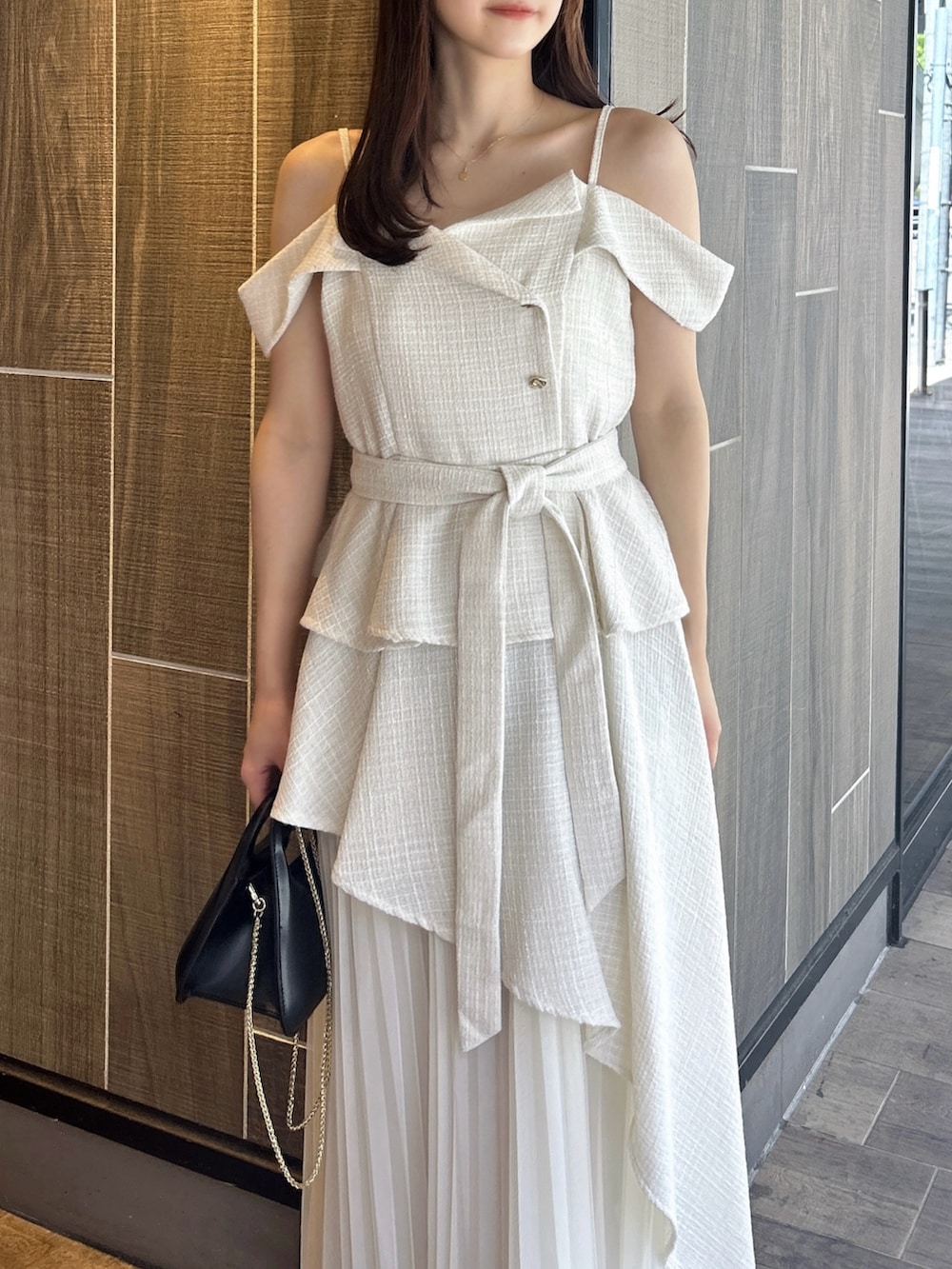 ホワイト系のワンピース、ホワイト系のサンダルを着用したレディースの秋コーディネートの7枚目の写真