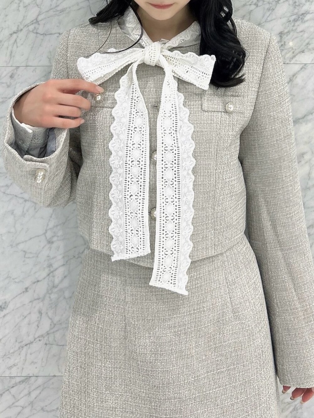 その他のブーツ、グレー系のスカート、グレー系のノーカラージャケットを着用したレディースの秋コーディネートの9枚目の写真