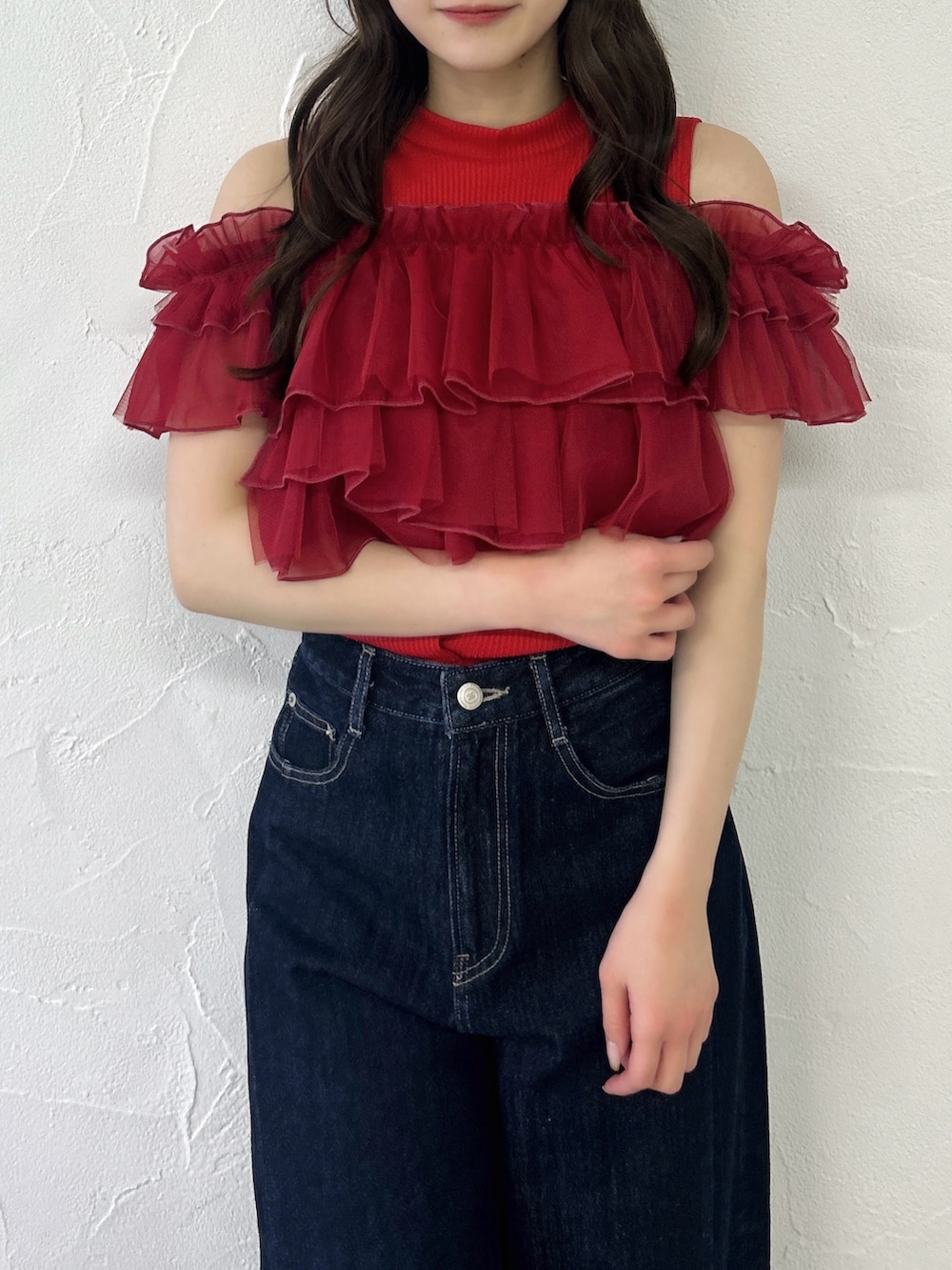 レッド系のTシャツ/カットソー、ブルー系のデニムパンツを着用したレディースの春コーディネートの7枚目の写真