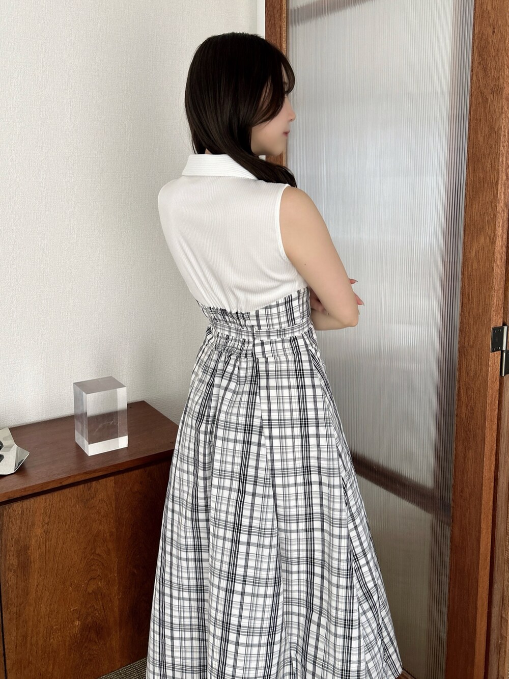 ホワイト系のワンピース、ホワイト系のサンダルを着用したレディースの春コーディネートの10枚目の写真