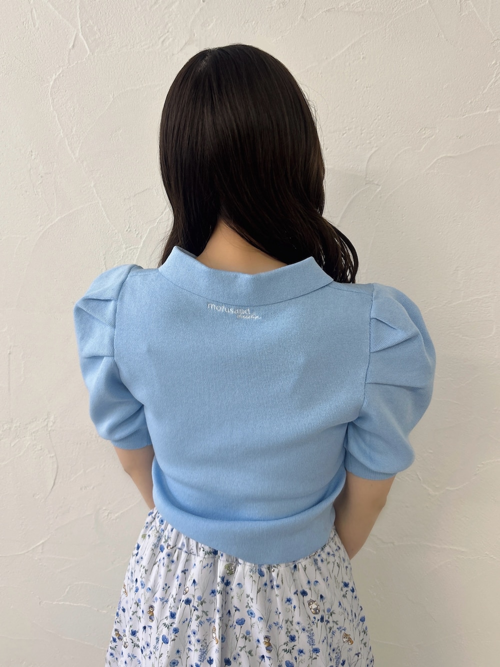 ブルー系のニット/セーター、ブルー系のスカート、ホワイト系のサンダルを着用したレディースの春コーディネートの10枚目の写真