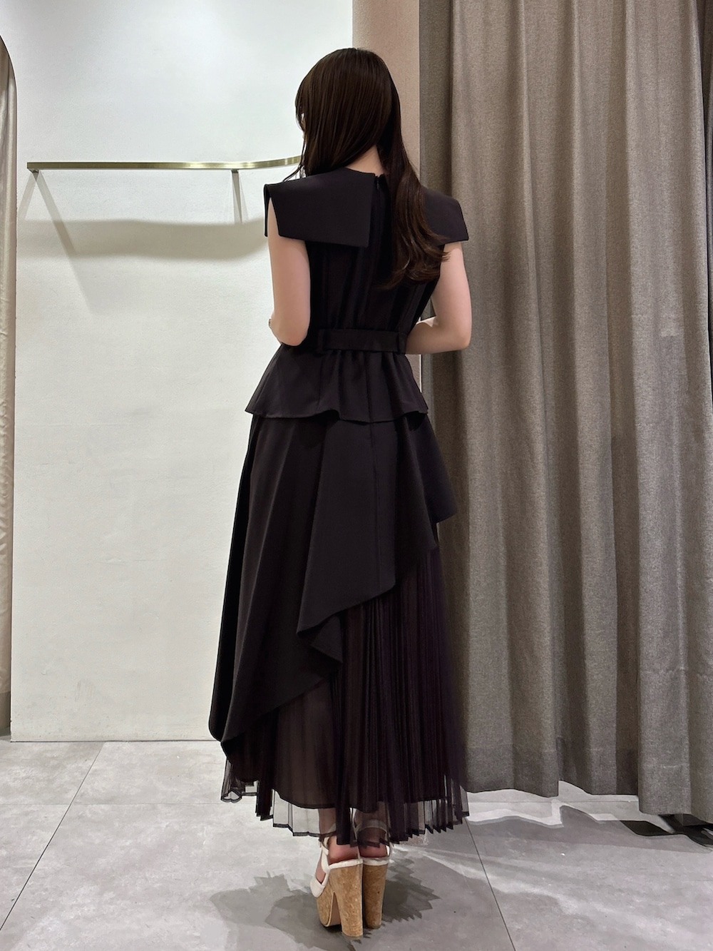 ブラウン系のワンピース、ホワイト系のサンダルを着用したレディースの夏コーディネートの5枚目の写真