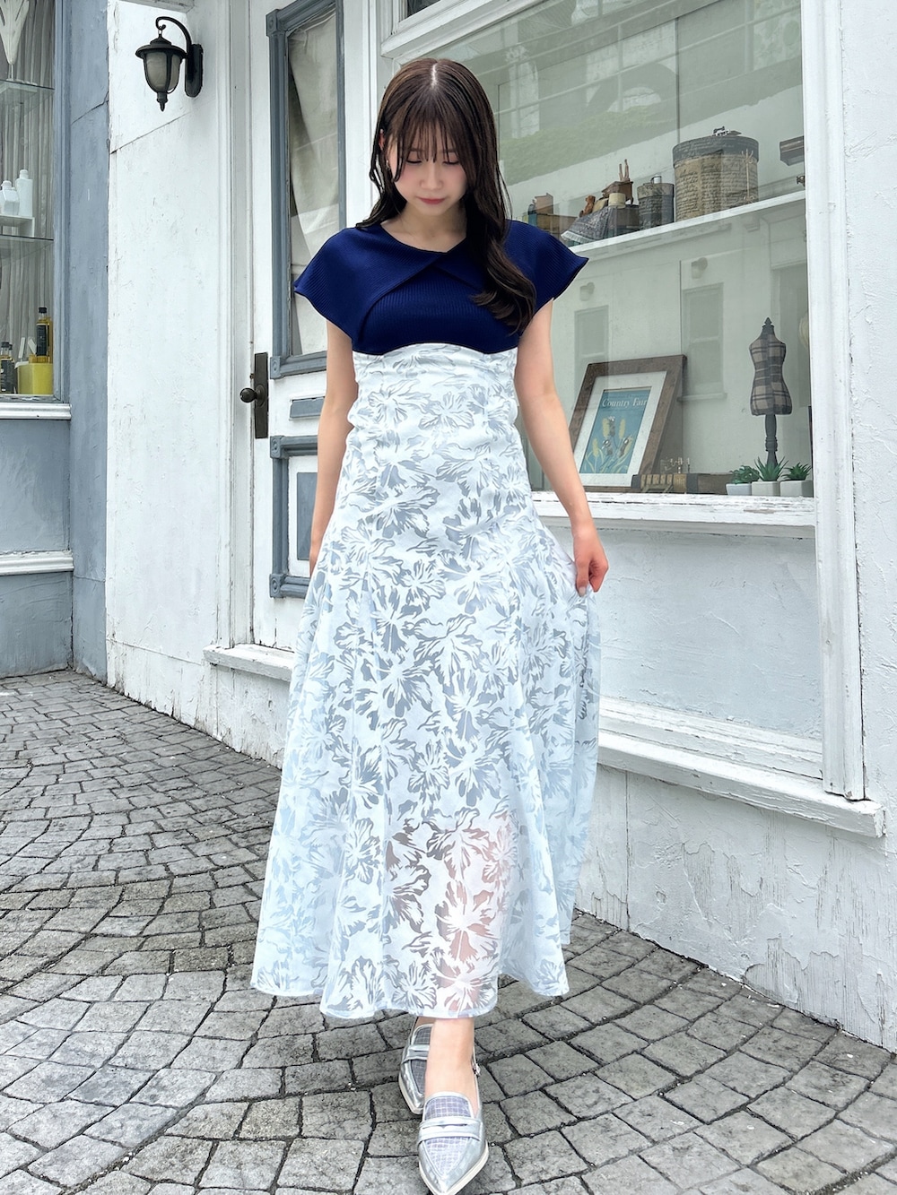 ブルー系のワンピース、シルバー系のローファーを着用したレディースの夏コーディネートの3枚目の写真