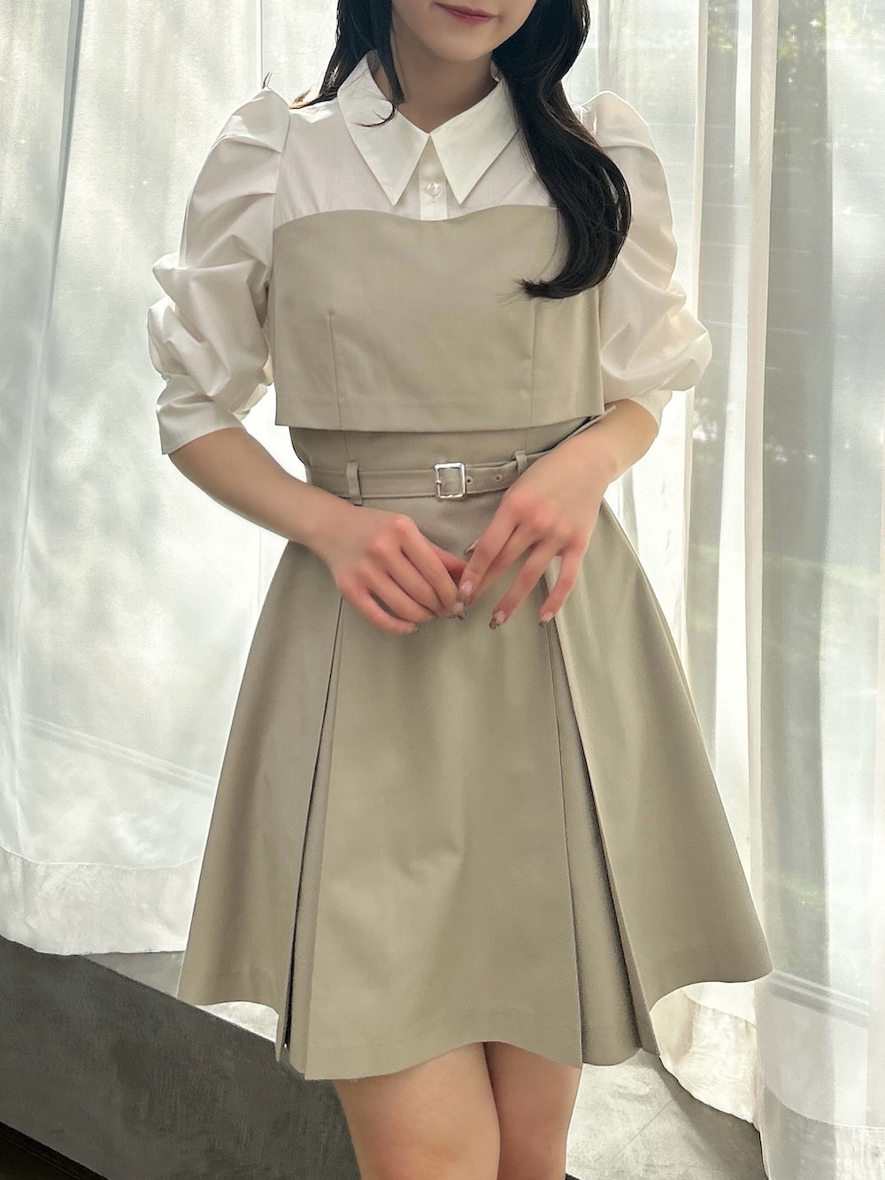 ベージュ系のワンピース、ブラウン系のパンプス、ブラウン系のハンドバッグを着用したレディースの春コーディネートの9枚目の写真