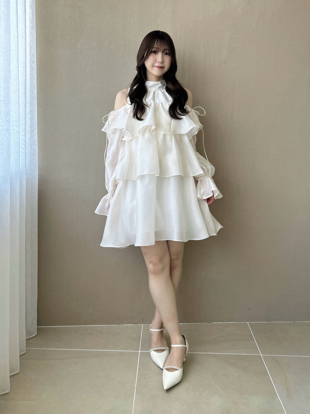 ホワイト系のワンピース、ホワイト系のパンプスを着用したレディースの秋コーディネートの2枚目の写真