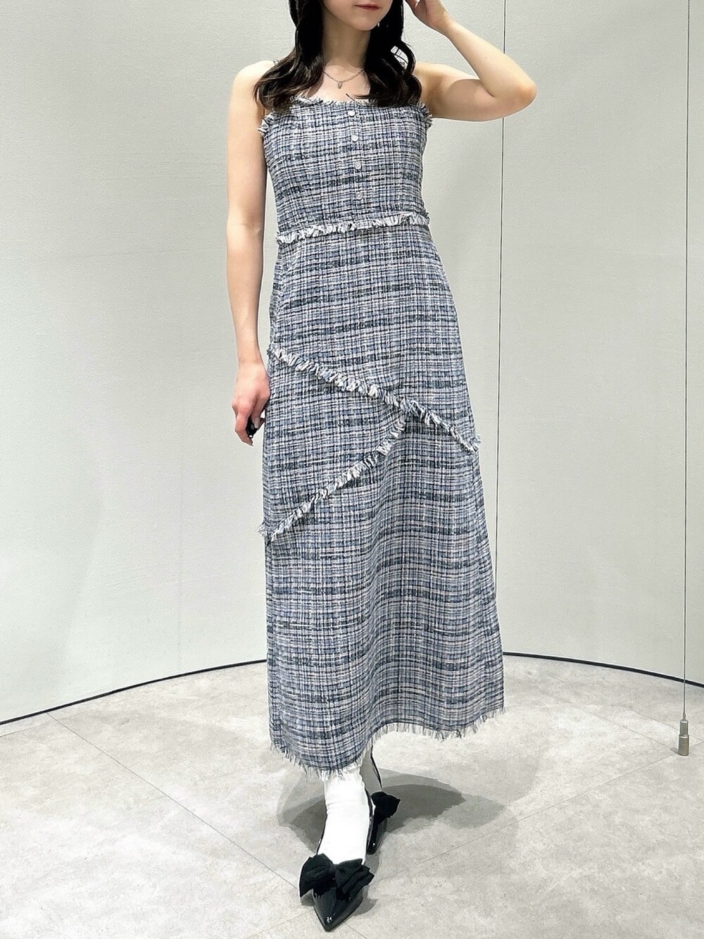 ブラック系のパンプス、ブルー系のワンピースを着用したレディースの夏コーディネートの2枚目の写真