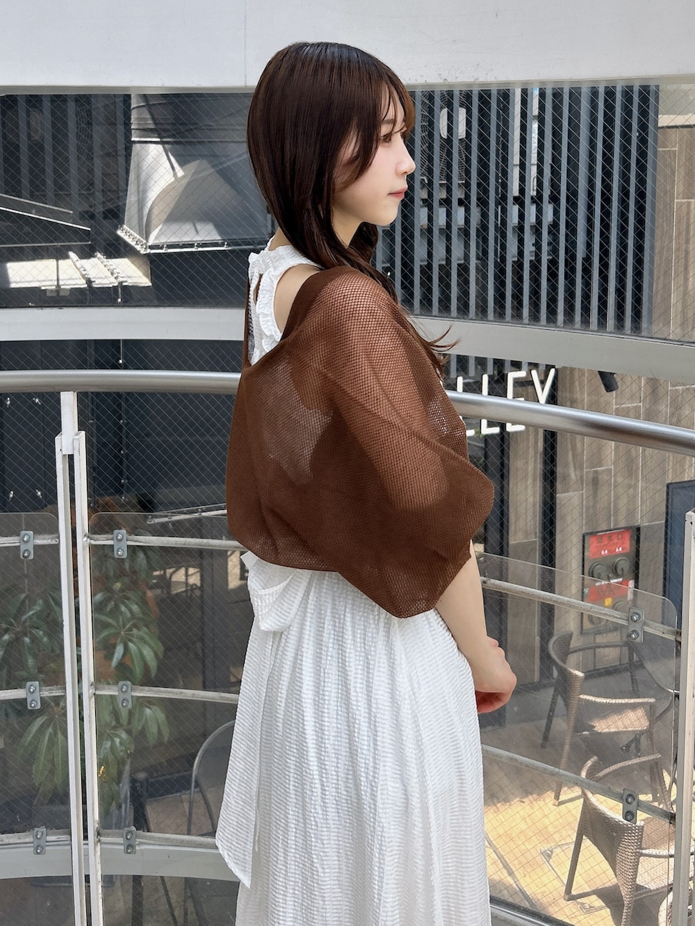 ブラウン系のカーディガン/ボレロ、ホワイト系のワンピース、ホワイト系のワンピースを着用したレディースの夏コーディネートの9枚目の写真