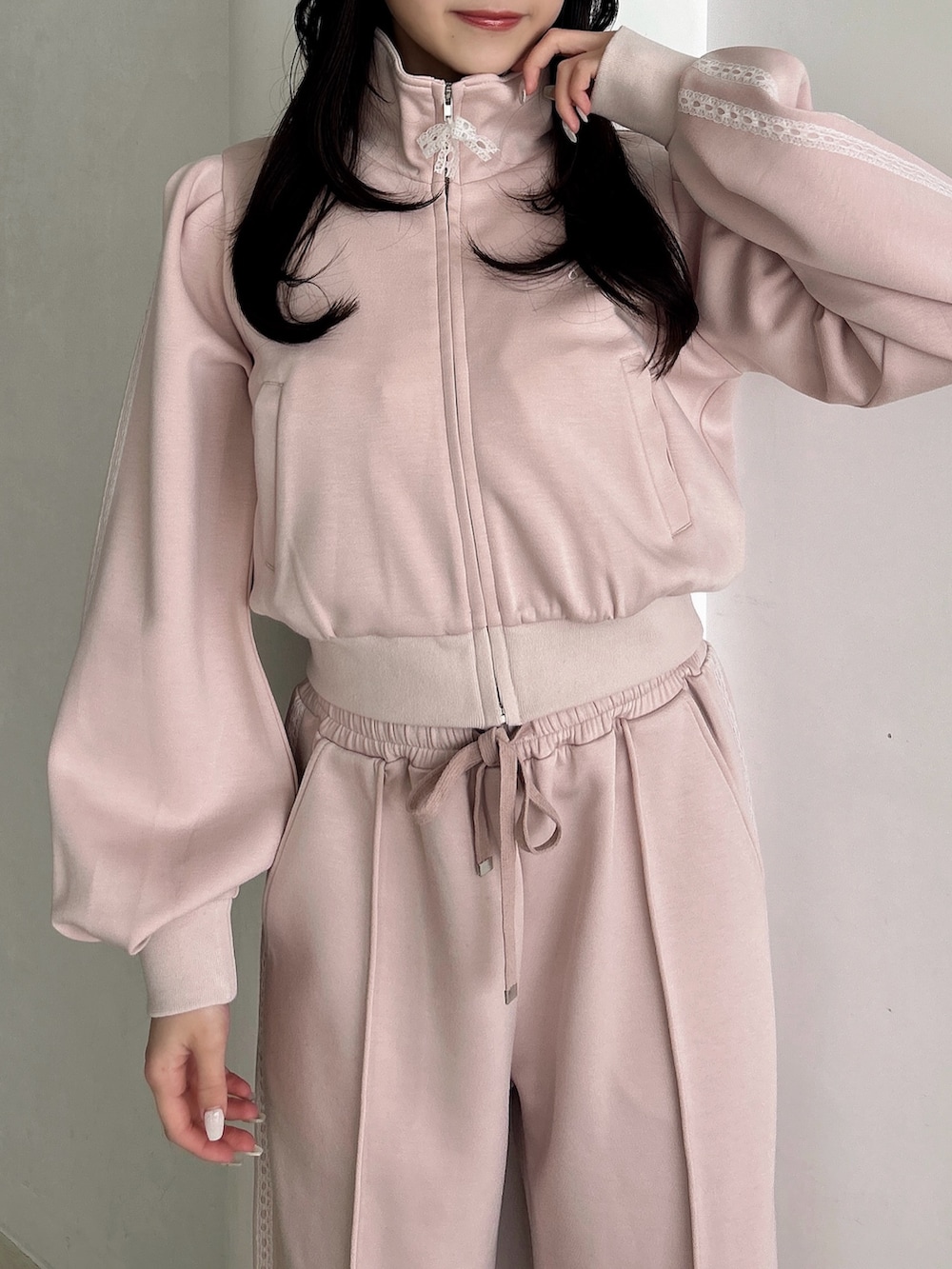 ピンク系のスウェット、ピンク系のスウェットパンツを着用したレディースの冬コーディネートの10枚目の写真