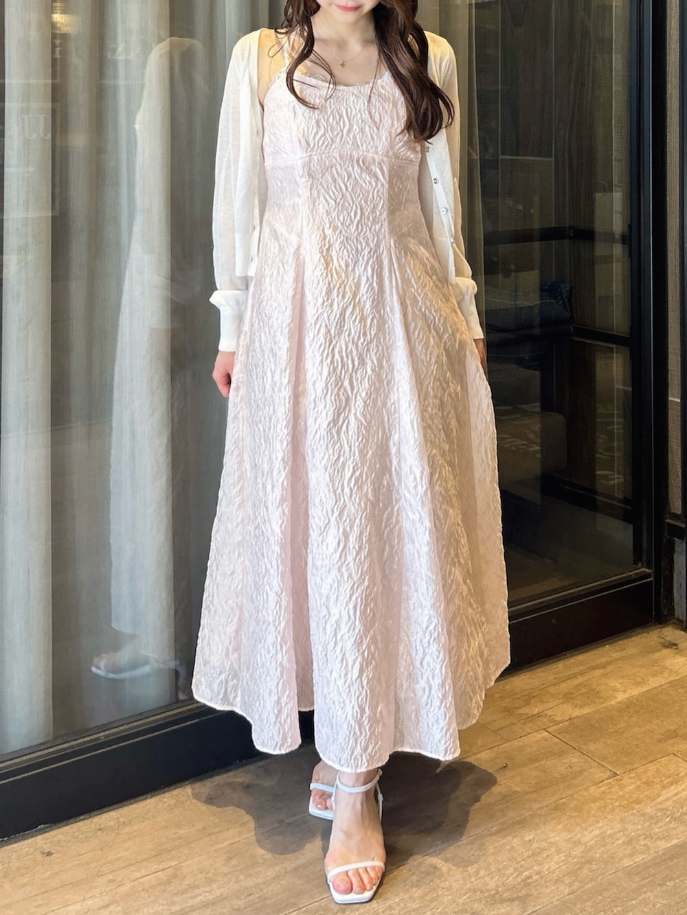 ホワイト系のカーディガン/ボレロ、ホワイト系のTシャツ/カットソー、ピンク系のワンピースを着用したレディースの夏コーディネートの4枚目の写真