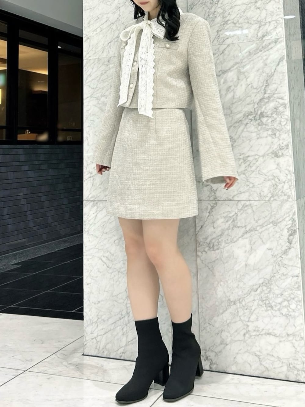 その他のブーツ、グレー系のスカート、グレー系のノーカラージャケットを着用したレディースの秋コーディネートの2枚目の写真